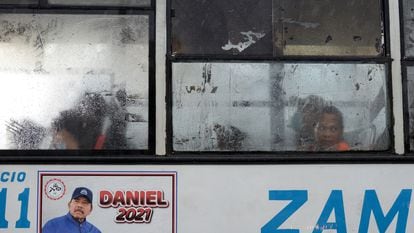 Propaganda política dopresidente da Nicarágua, Daniel Ortega, em um ônibus em Manágua.