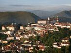 As ruas de Ouro Preto (Brasil) estão repletas de obras de arte barrocas, como as esculturas de Aleijadinho ou os edifícios do estilo conhecido como barroco mineiro, que incluem mansões e igrejas. Destacam-se as igrejas de São Francisco de Assis, Nossa Senhora do Carmo e Nossa Senhora do Rosário (século XVIII), de curiosa planta ovalada.