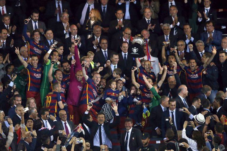 Iniesta levanta a Copa do Rei.