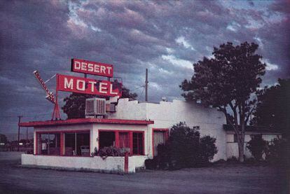 Um motel em Deming, Novo México, em 1981, resume o olhar de Plossu sobre o faroeste, uma mistura estranha de John Wayne com os cenários descritos por Vladimir Nabokov em Lolita.