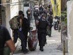 Policías brasileños cargan un cuerpo tras el asalto a la favela Jacarezinho, en Río de Janeiro