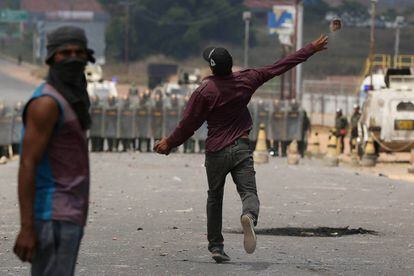 Venezuelanos em solo brasileiro atiram pedras contra soldados da Guarda Nacional Bolivariana