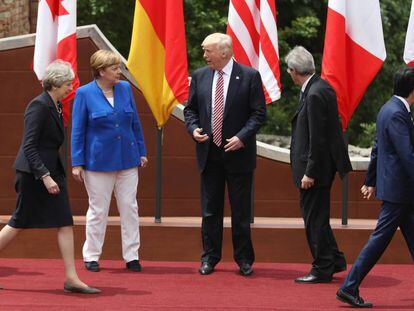 O presidente dos Estados Unidos, Donald Trump, rodeado no G7 de Taormina por Theresa May, Angela Merkel, Paolo Gentiloni e Shinzo Abe.