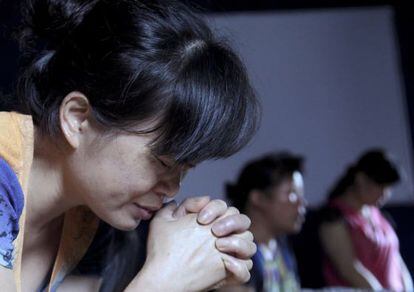 Mulheres rezam em igreja cristã no leste da China.