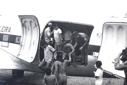 Imagem de arquivo cedida por Rubens Valente mostra a transferência, em avião da Força Aérea Brasileira, de indígenas Panará.