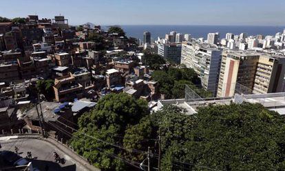 Favela ao lado de edifícios modernos no Rio de Janeiro.