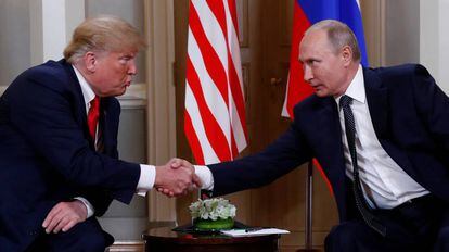 Donald Trump e Vladimir Putin se cumprimentam no início da reunião