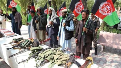 Talibãs pertencentes a um comando armado entregam as armas
