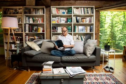 O escritor, professor e filósofo francês de origem tunisiana Pierre Lévy fotografado em sua casa em Ottawa, no Canadá, em cuja universidade leciona atualmente.