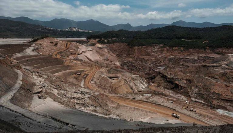 Foto de outubro de 2016 mostra a reconstrução da barragem.
