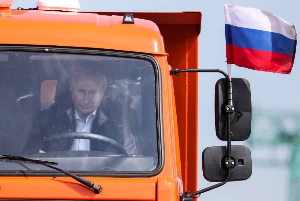 Putin cruza a ponte sobre o estreito de Kerch, em maio passado, dirigindo um caminhão Kamaz.