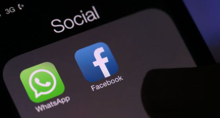 Os ícones do WhatsApp e do Facebook na tela de um smartphone.