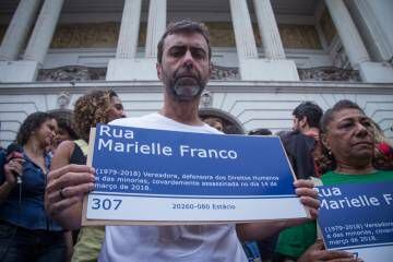 Freixo, ao lado da família de Marielle, durante um ato em memória da vereadora no Rio, em outubro de 2018.