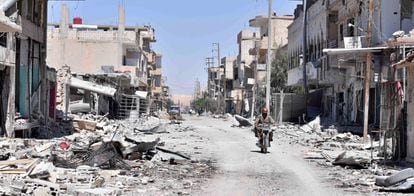 Soldado sírio inspeciona a cidade de Al Quariatain na segunda-feira, depois da expulsão do ISIS.