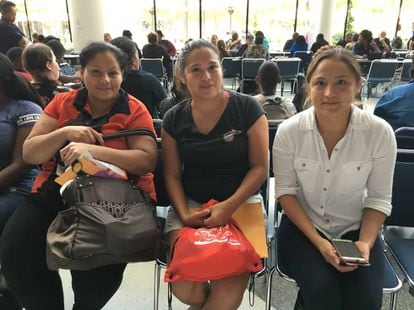 Da esquerda para a direita, Ailyn Alvarado, Suri Abarca e Natalie Godínez, no Centro de Convenções de Houston, antes de pedir assistência do Governo