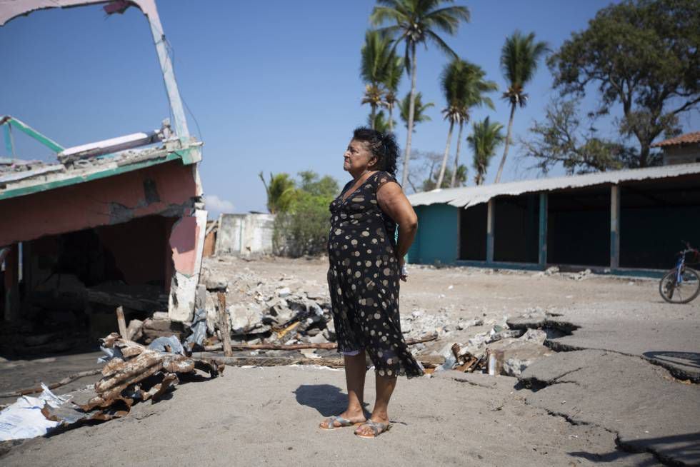 Alejandrina Calderón (70) contempla a mais recente de suas propriedades destruídas pelo mar.