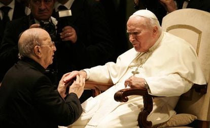 João Paulo II recebe Marcial Maciel no Vaticano, em 30 de novembro de 2004.