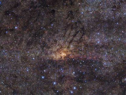 Imagem do centro galáctico tomada pelo telescópio VLT no Atacama (Chile).