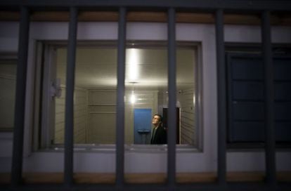 Um visitante observa a reconstrução da cela onde Ai Weiwei permaneceu preso por 81 dias.