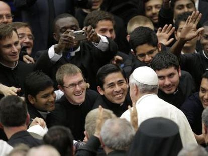 Sacerdotes saúdam o papa Francisco.