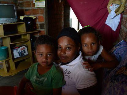 Maria Edilene da Silva, 28, e os dois filhos, em Manari (PE).