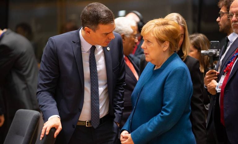 O primeiro-ministro espanhol, Pedro Sánchez, fala com a chanceler alemã, Angela Merkel, na reunião de líderes da UE de outubro.