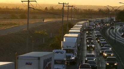 Uma fila de caminhões na fronteira do México com EUA em abril.