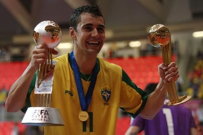 Neto com os títulos de campeão e melhor jogador da Copa de 2012, quando ele fez o gol do título brasileiro.