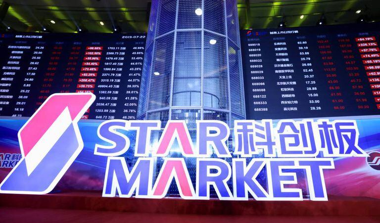 Telão eletrônico do STAR Market, nesta segunda-feira.