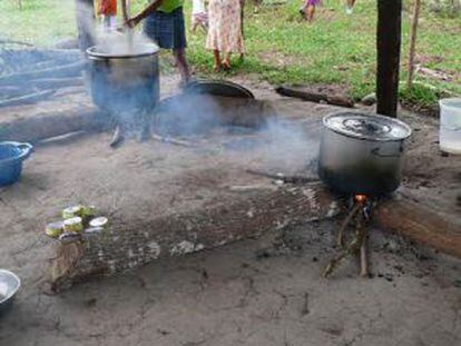 Um povoado awajún se prepara para comer.