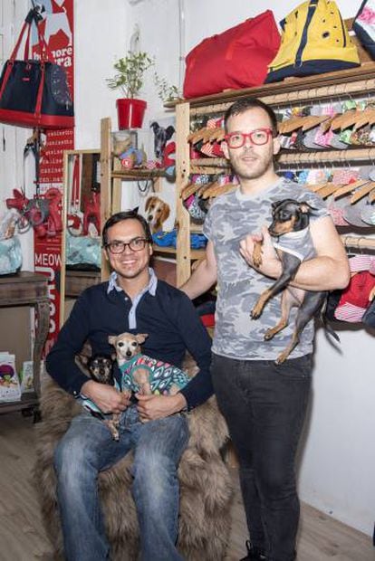Fundadores da alfaiataria Caninetto com suas cadelas