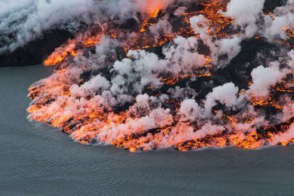 Foto aérea da lava expelida pelo vulcão Bárðarbunga, no sudeste da Islândia, em 2019. 