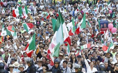 Manifestantes participam da marcha contra a política de Donald Trump.