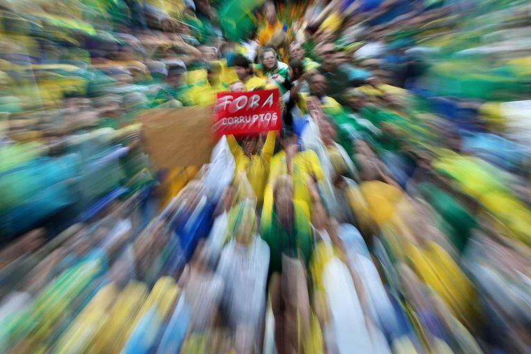 Manifestantes protestam contra o Governo Dilma em Curitiba no dia 13 de março.