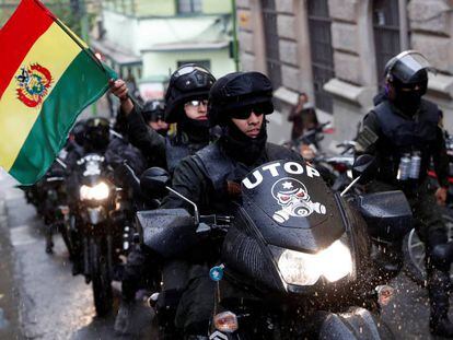 Policiais durante um protesto contra Evo Morales, no sábado, em La Paz.