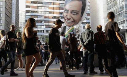 O boneco inflável de Bolsonaro entre pedestres na avenida Paulista no domingo.