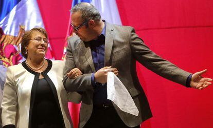 Michelle Bachelet e o filho Sebastián Dávalos, em dezembro.