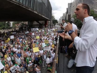 O deputado Eduardo Bolsonaro na marcha pelo 'impeachment'de Dilma.