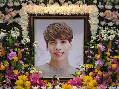 Altar dedicado a Kim Jong-Hyun, cantor da Shinee, por sua morte.