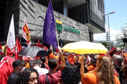 Trabalhadores da Petrobras protestam em frente à sede da estatal no Rio de Janeiro.