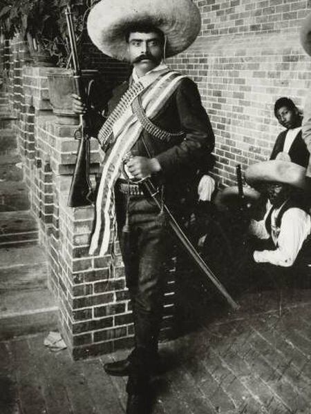 Emiliano Zapata, com espada e rifle.