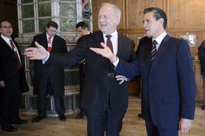 Peña Nieto conversa com o ministro suíço de Economia, em Davos.