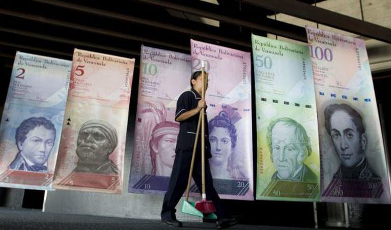 Uma funcionária de limpeza na sede do Banco Central da Venezuela.