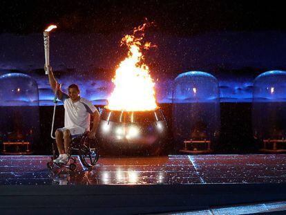 Clodoaldo Silva acende a pira olímpica.