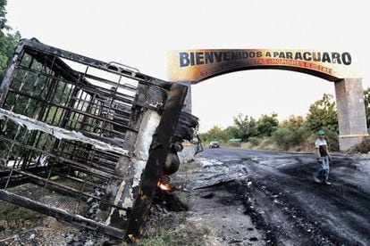 Os restos de um caminhão que foi queimado por um grupo de civis armados.