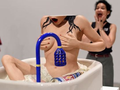 'Mujer na bañera', uma das esculturas incluídas em 'Jeff Koons: a retrospective'.