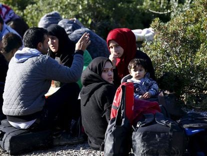 Refugiadas sírias esperam na praia da cidade turca de Dikili a oportunidade de embarcar para a Grécia.