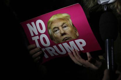 Cartaz de americanos contr&aacute;rios a Donald Trump 