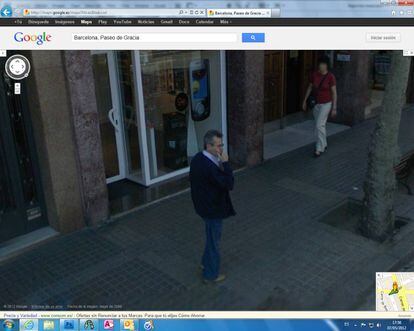 Um homem captado pelo Street View do Google em Barcelona.