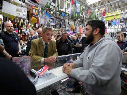 Nigel Farage, líder do antieuropeu UKIP, em uma loja de Birmingham.